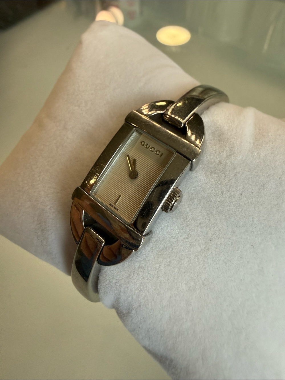 Gucci 6800L Women’s Watch Swiss Made Silver Tone Bangle Bracelet- Needs Battery - Picture 2 of 5